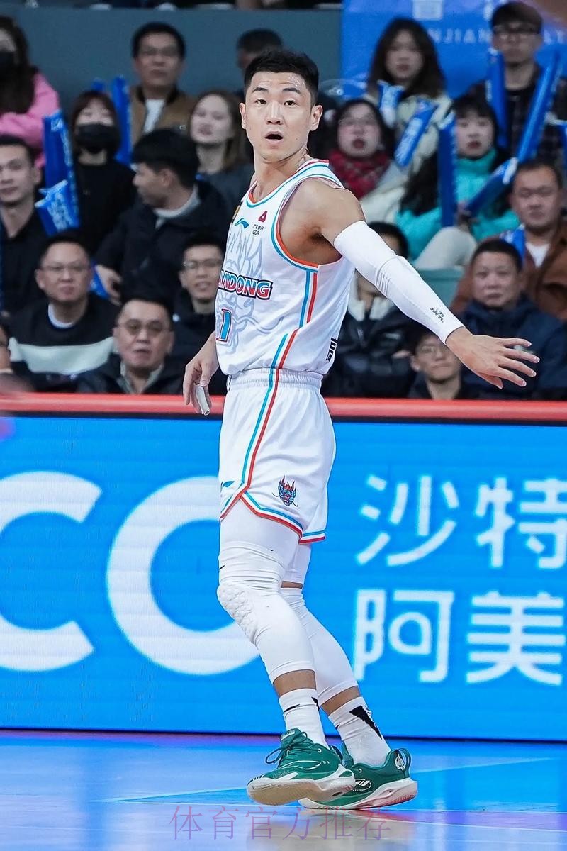 山东男篮分享高诗岩替补席片段：绷带是铠甲，坚守是勋章